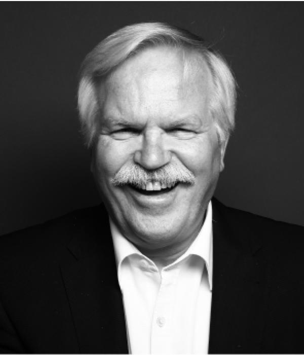 Schwarz-weiß-Porträt eines älteren Mannes, der lacht